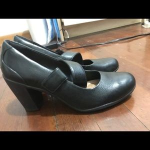 Clarks black heel!